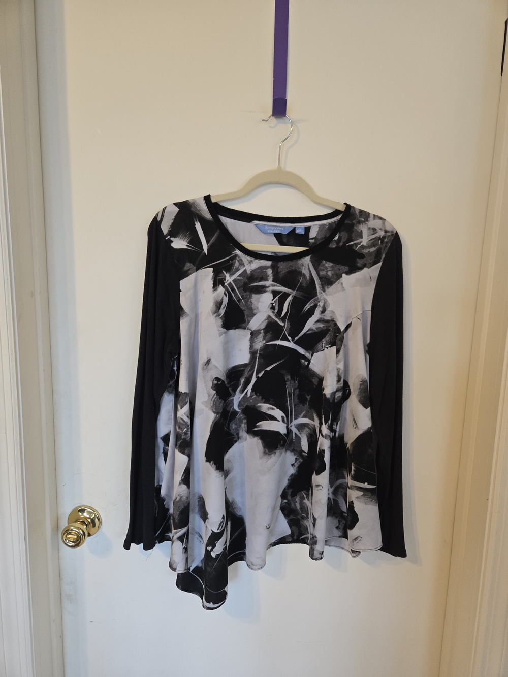 Vera Wang Abstract Black & White Long Sleeve Swing Top